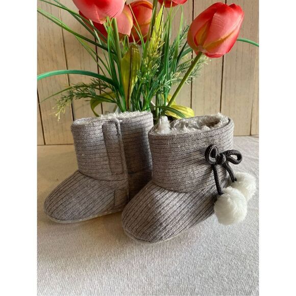 Gray Toddler Booties with Pom Poms Size 3.5 NWOT - Picture 9 of 9